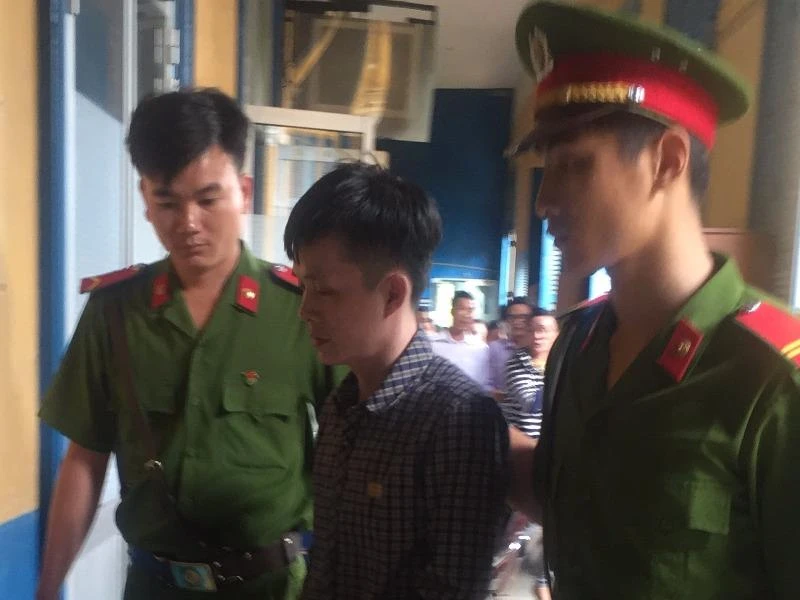 Bị cáo Hoàng được dẫn giải về trại sau phiên xử