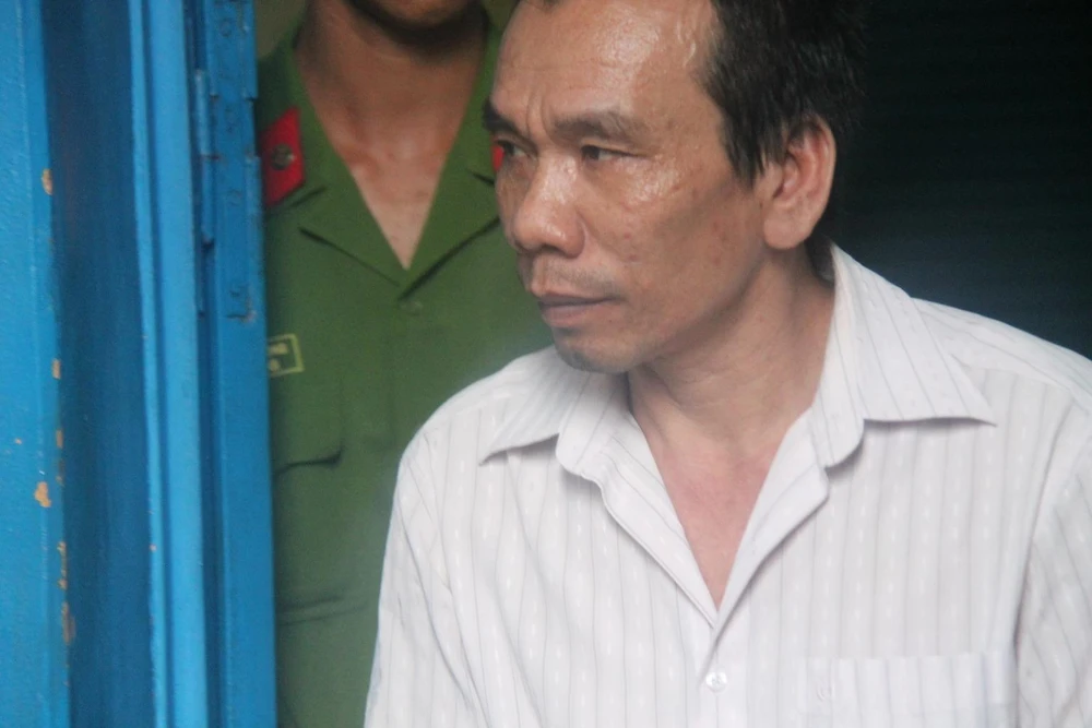 Bị cáo Từ Quốc Khởi được dẫn giải về trại sau phiên toà