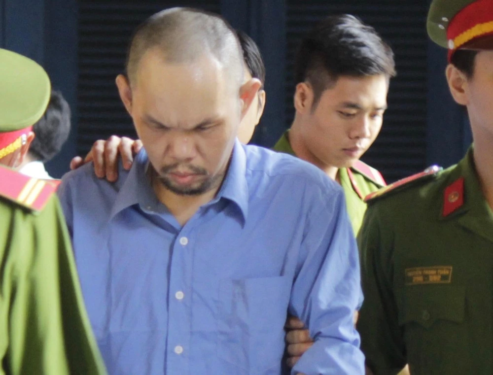 Bị cáo Lee Loke Dah được dẫn giải về trại giam sau phiên xử