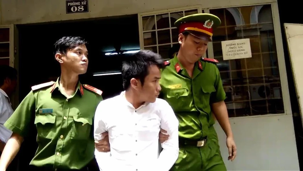 Bị cáo Khoa được dẫn giải về trại giam sau quyết định của toà