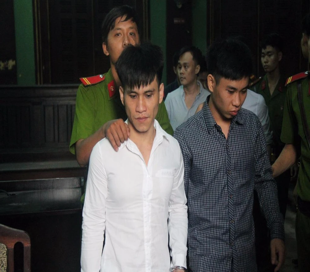 Hai anh em Bảo và Vy được dẫn giai về trại giam sau phiên xử