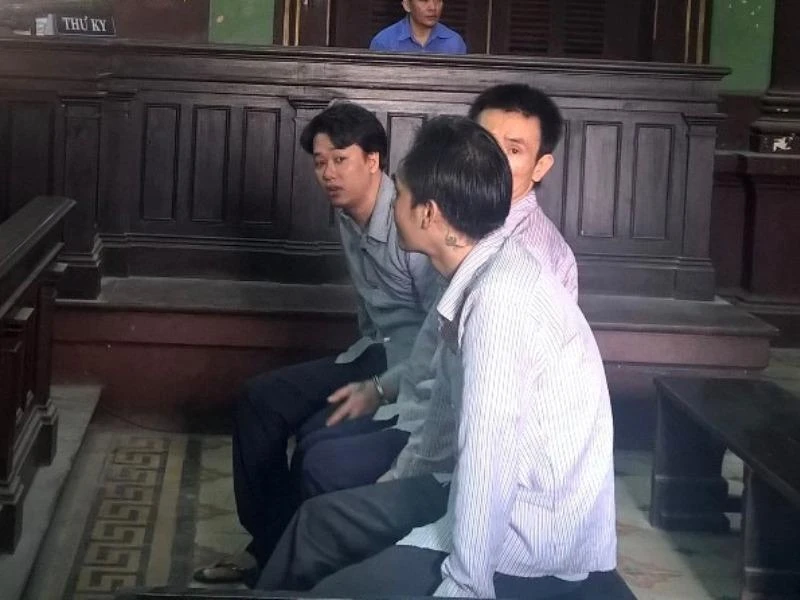 Các bị cáo trong lúc toà nghị án, ảnh Hoàng Yến
