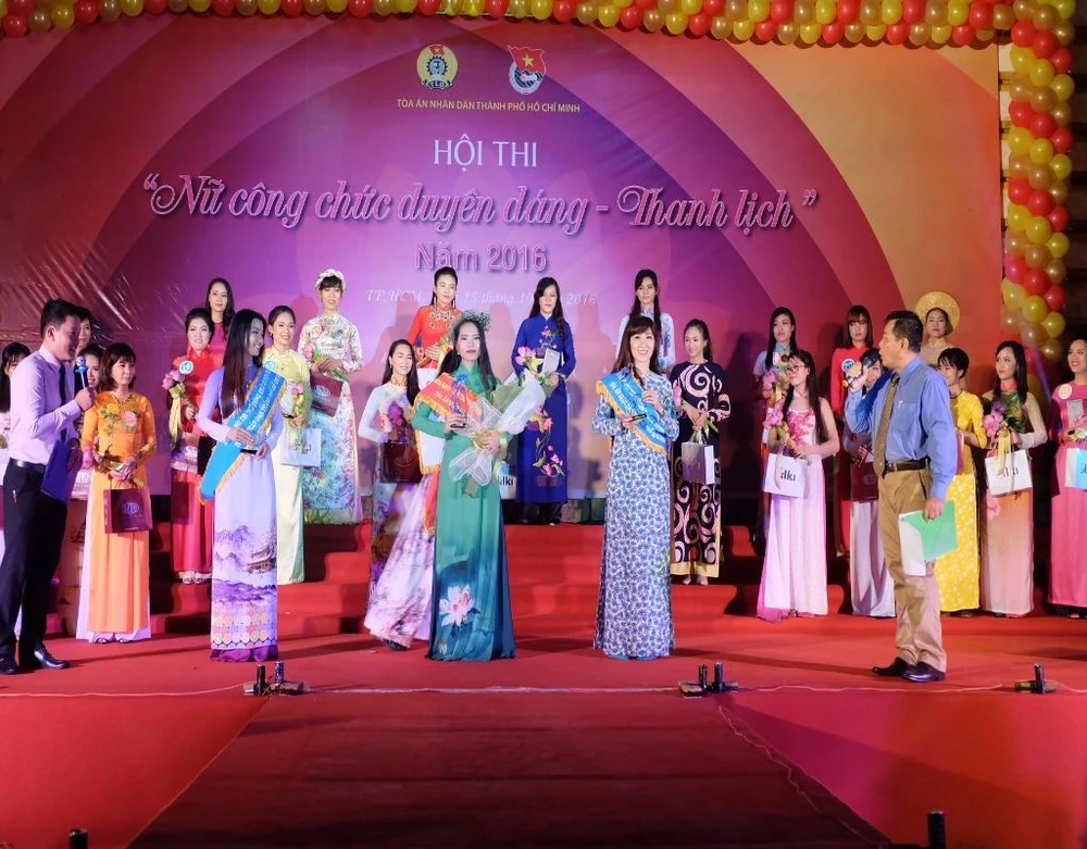 công chức tòa án duyên dáng thanh lịch