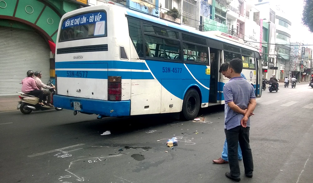 Ngồi tránh nắng, một phụ nữ bị xe buýt cán qua người ảnh 1