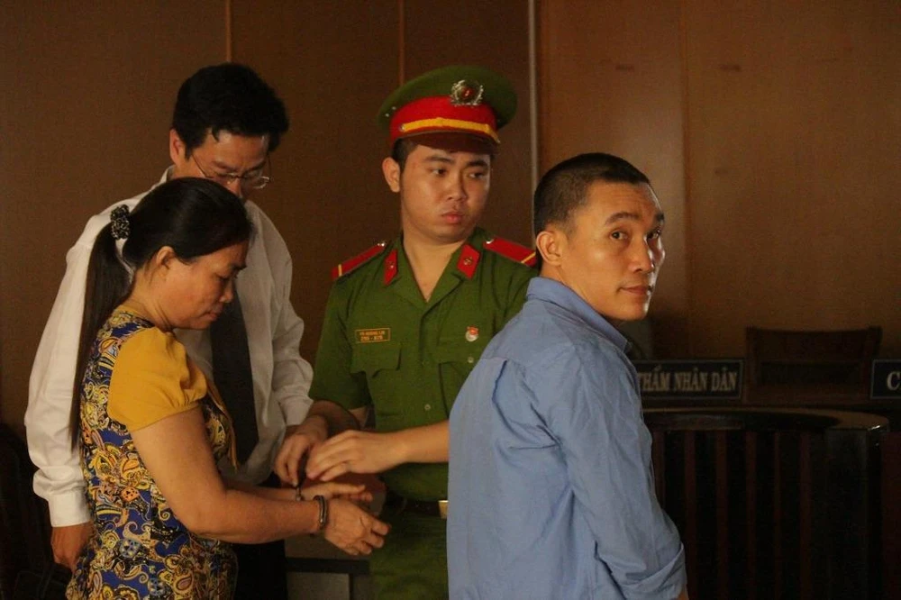 Hai bị cáo Hoá và Tiến sau khi toà tuyên án.