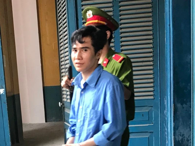 Bị cáo Nam được dẫn giải về trại sau phiên toà