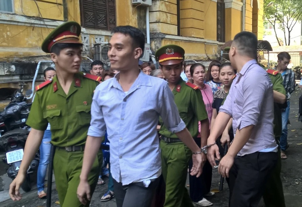 Hai bị cáo được dẫn giải về trại giam sau phiên xử