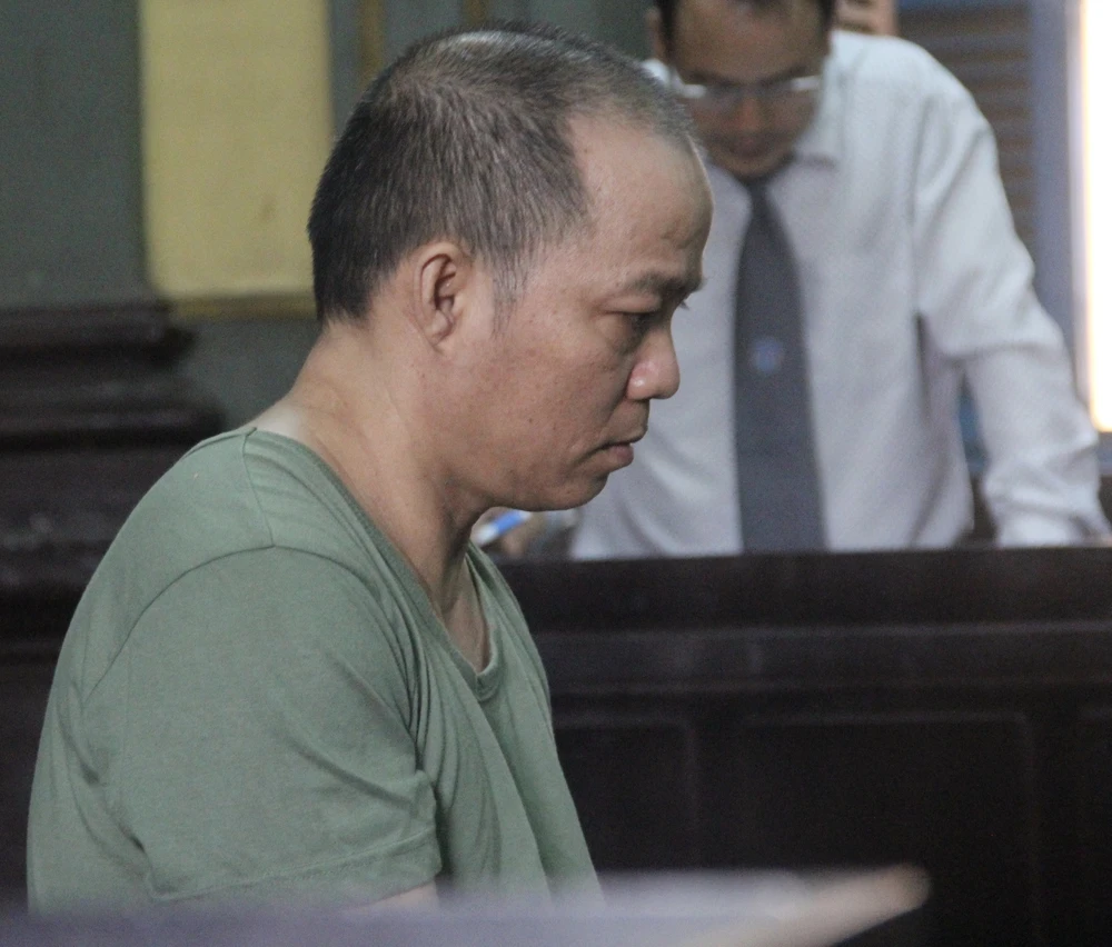 Bị cáo Tiền đang nghe luật sư vào chữa cho mình tại toà