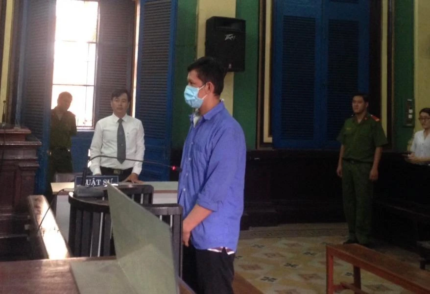 Bị cáo Hùng đang nghe toà tuyên án