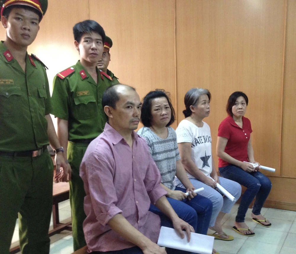 Băng thầy bùa Trung Quốc lừa đảo trị bệnh bằng... phép ảnh 1