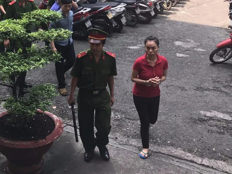 Bị cáo Ly bị dẫn giải về trại sau phiên toà