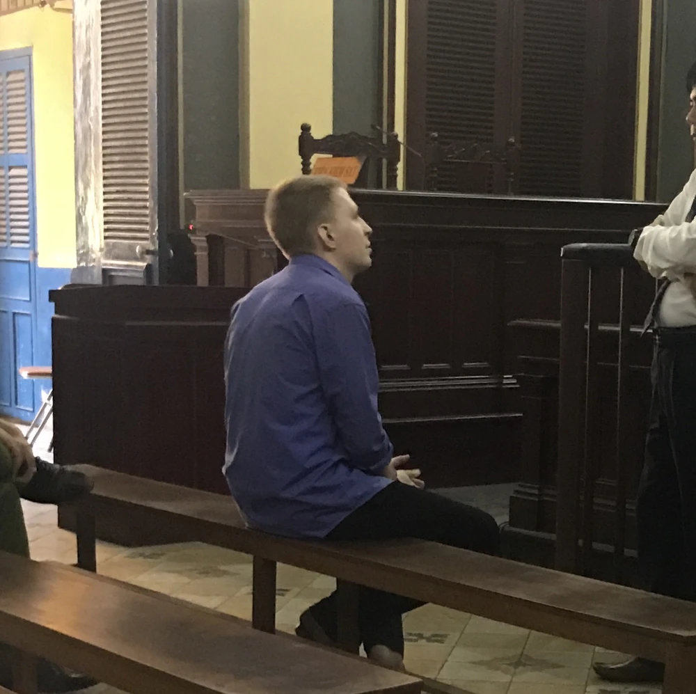 Bị cáo đang trao đổi với luật sư giữa giờ nghị án