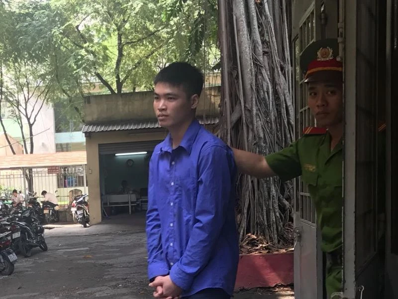 Bị cáo Thức được dẫn giải về trại sau phiên xử