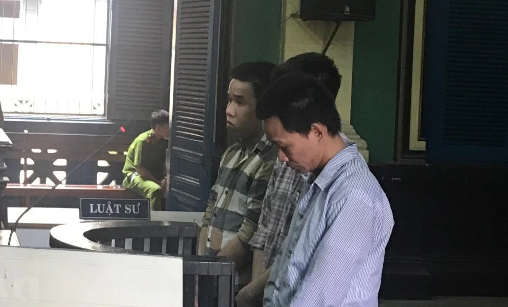 Ba bị cáo đang nghe toà tuyên án