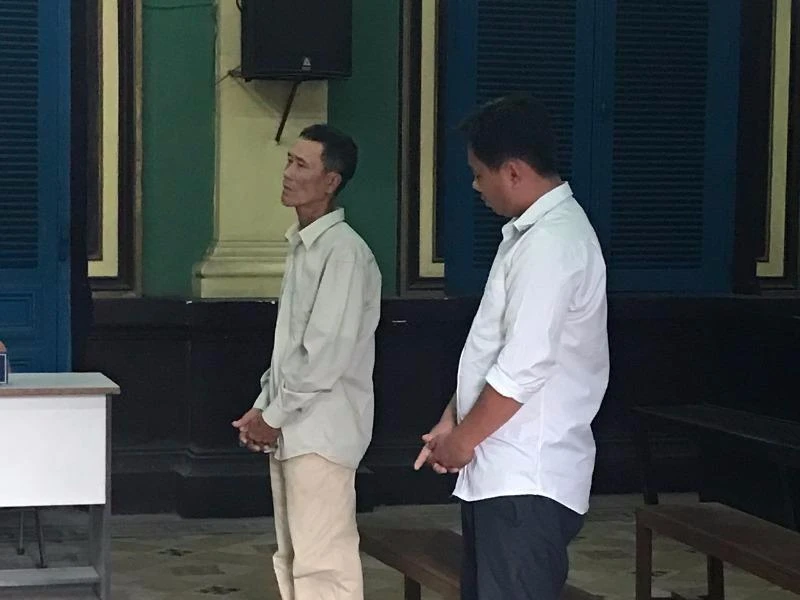 Hai bị cáo lúc toà đang tuyên án