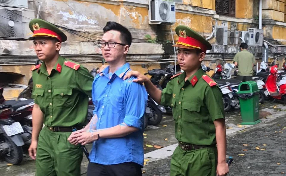 Trưởng phòng ngân hàng dỏm lừa tiền tỉ các công ty ảnh 1