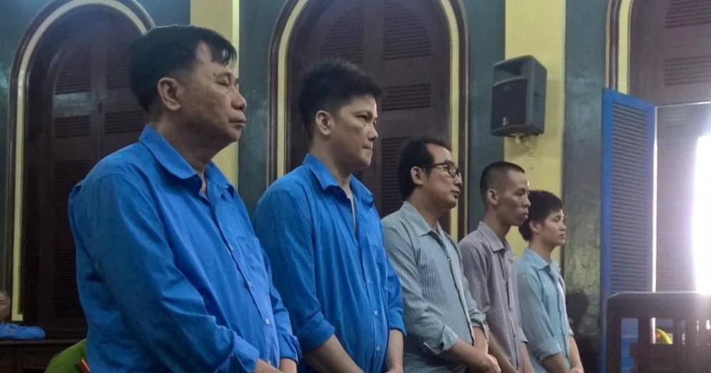 cha lôi kéo con đi tù