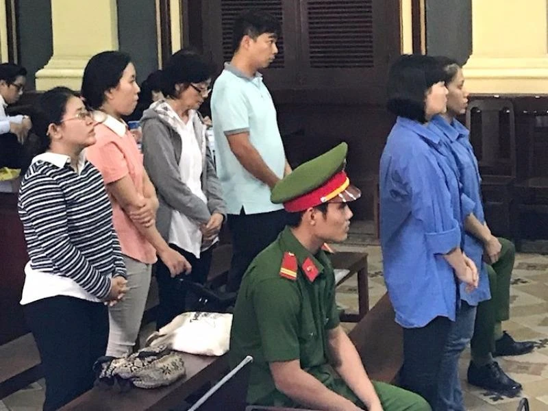 nu-ke-toan-ngan-hang-lua-dao