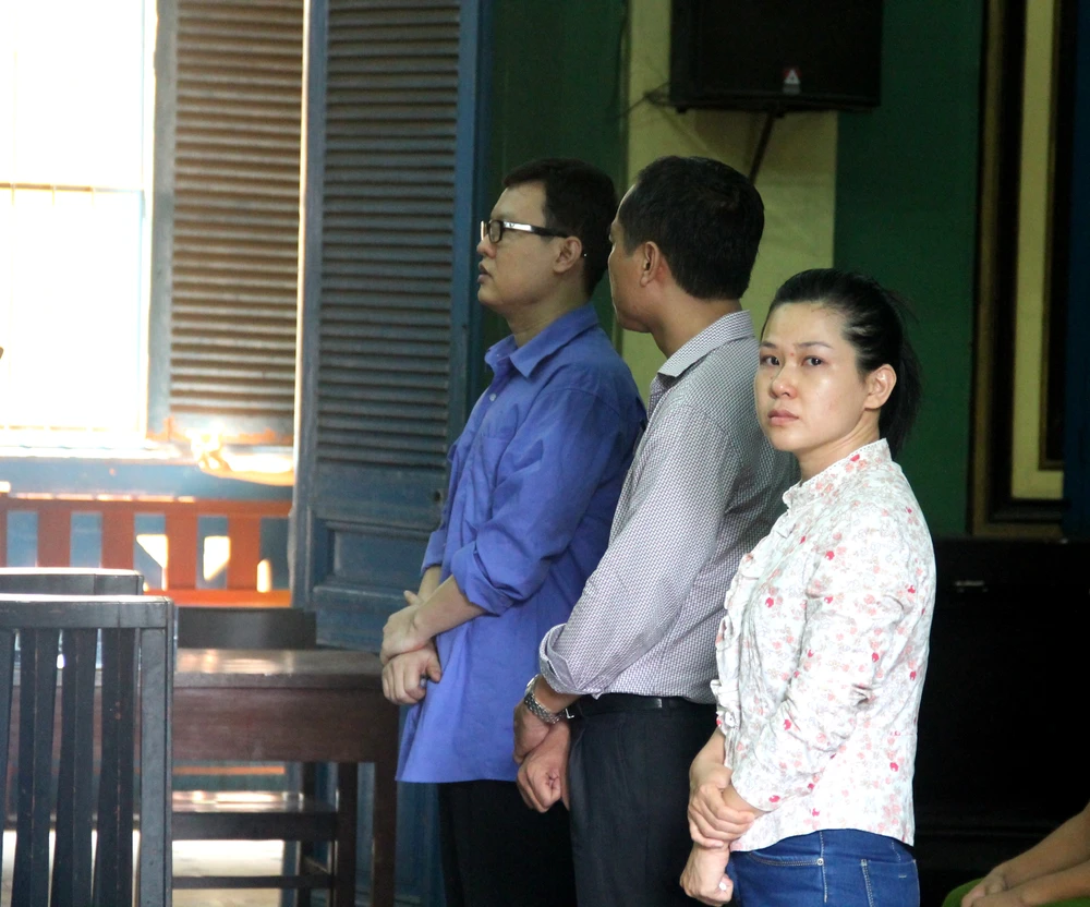 Sếp chứng khoán lừa 