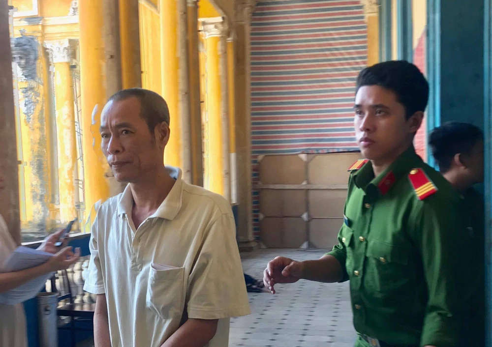 Chồng ép vợ uống thuốc độc vì báo công an chuyện nhà