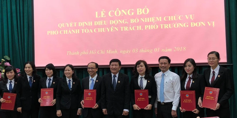 các thẩm phán vừa được bổ nhiệm chức vụ