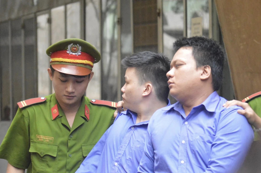 Người nước ngoài chụp ảnh trên phố bị giật điện thoại