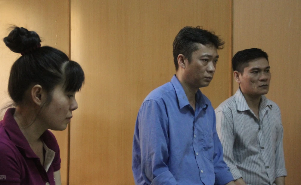 Dùng hình chụp chung lãnh đạo cấp cao lừa hàng tỉ đồng