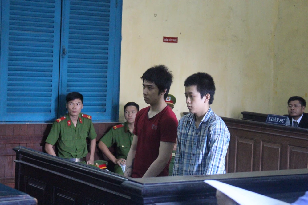 2 thanh thiếu niên lừa thiếu nữ đến nhà nghỉ hiếp dâm