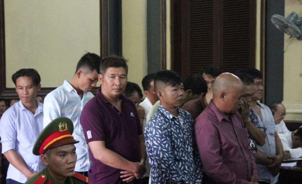 Rút gần 500.000 lít xăng máy bay, chiếm đoạt hàng tỉ đồng