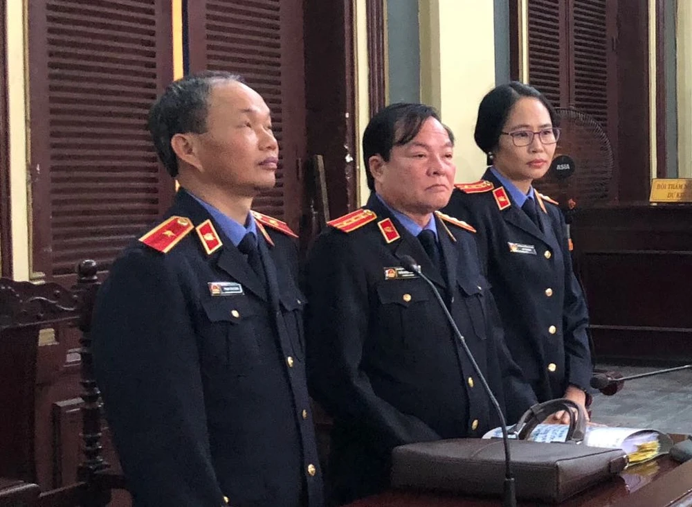 Nguyên nhân phó thống đốc đã về hưu vẫn phải hầu tòa ảnh 2