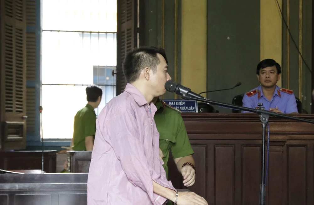 Con rể giết cha mẹ vợ ra tòa chỉ gật và lắc ảnh 1