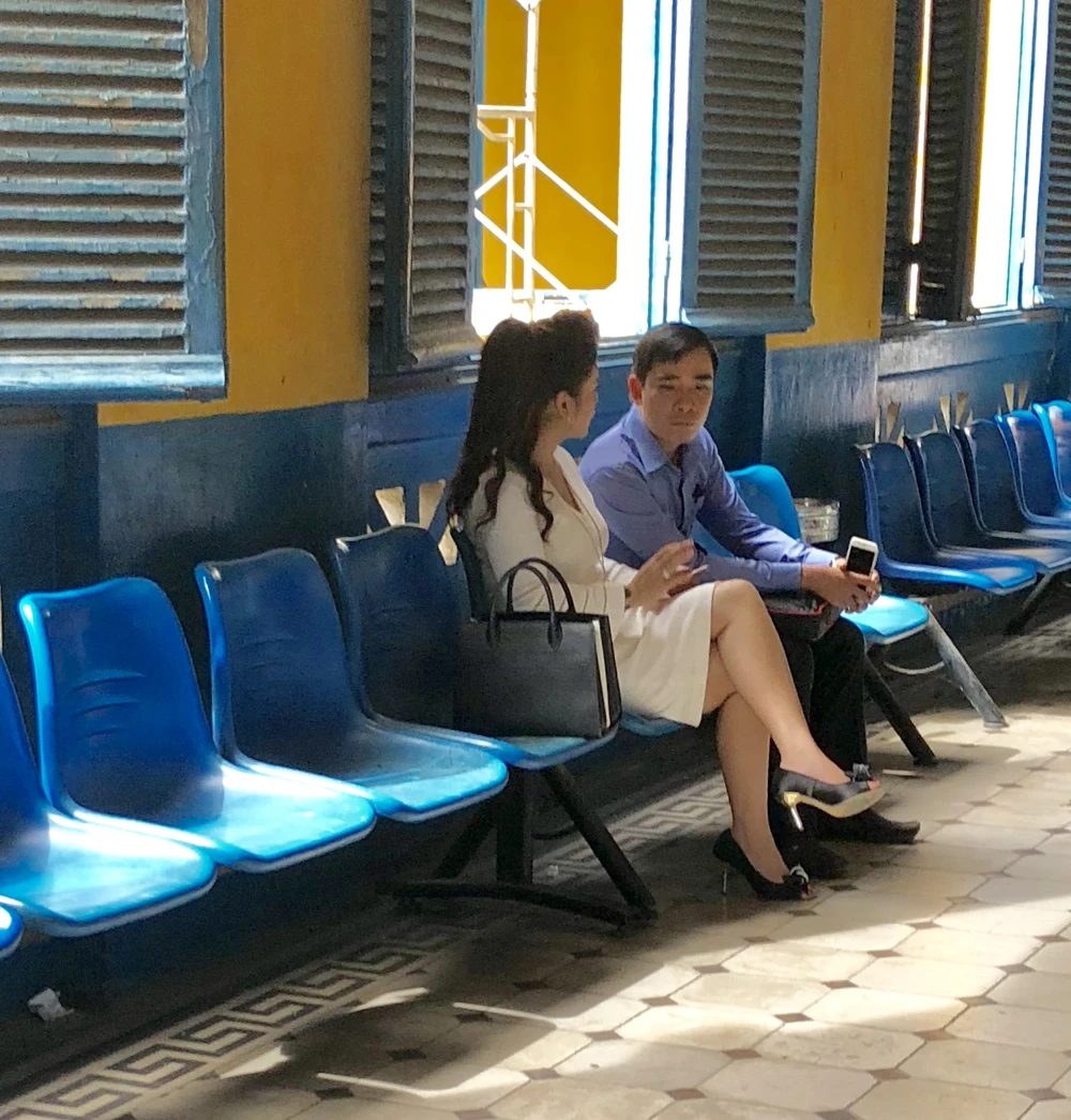 Ông Đặng Lê Nguyên Vũ đeo giỏ xuất hiện tại tòa TP.HCM ảnh 2