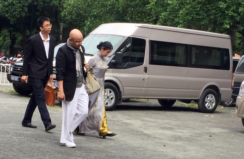 Ông Đặng Lê Nguyên Vũ đeo giỏ xuất hiện tại tòa TP.HCM ảnh 1