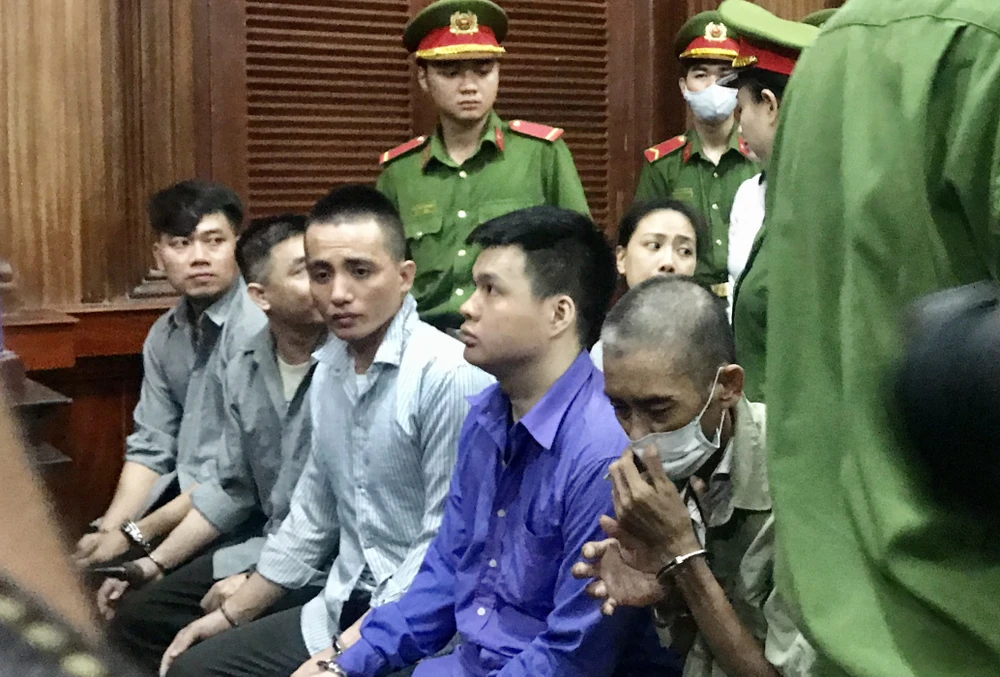 Tạm dừng phiên xử sau khi Văn Kính Dương im lặng với luật sư ảnh 2 Tạm dừng phiên xử sau khi Văn Kính Dương im lặng với luật sư ảnh 2