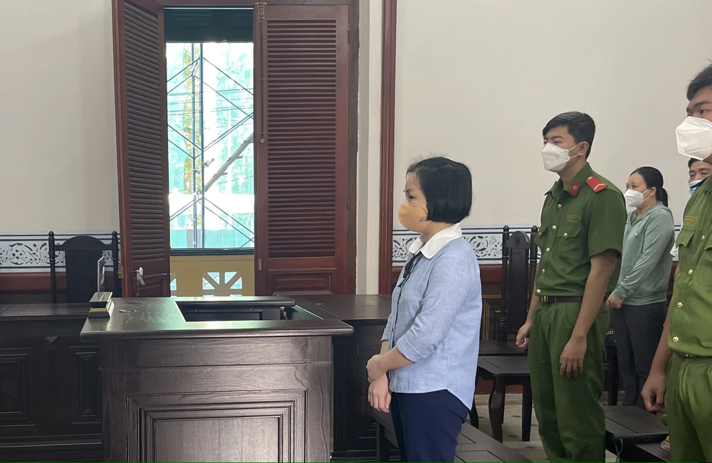 Nữ công an hậu cần tham ô bị phạt 8 năm tù ảnh 1