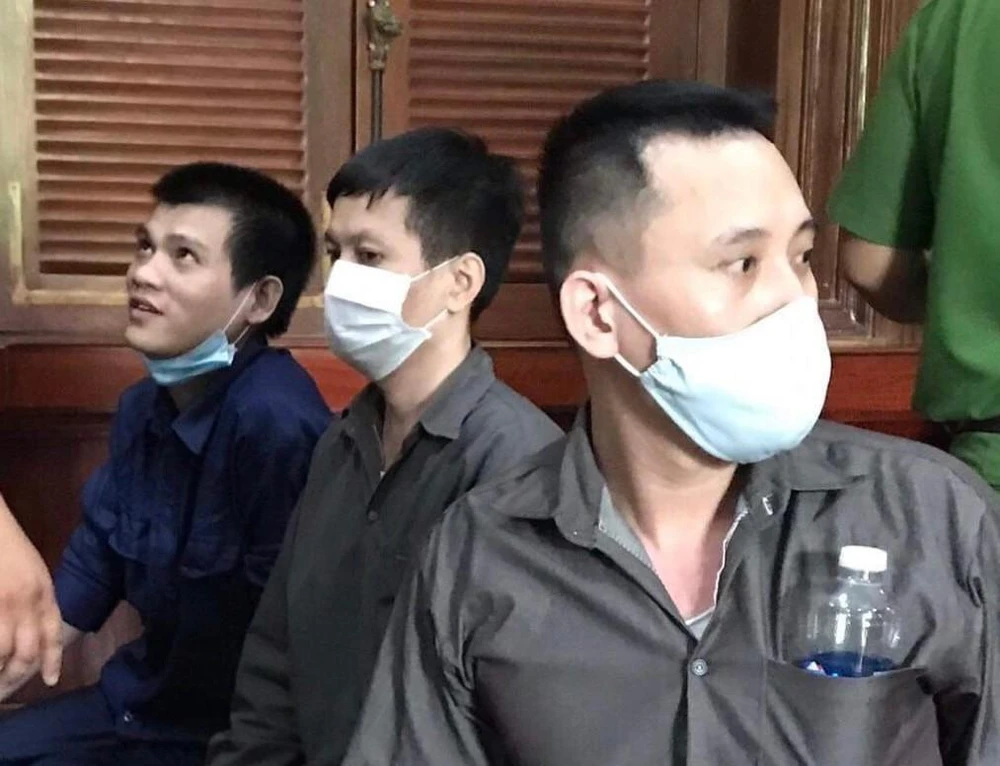 Các bị cáo trong giờ tòa nghị án. Ảnh: HOÀNG YẾN