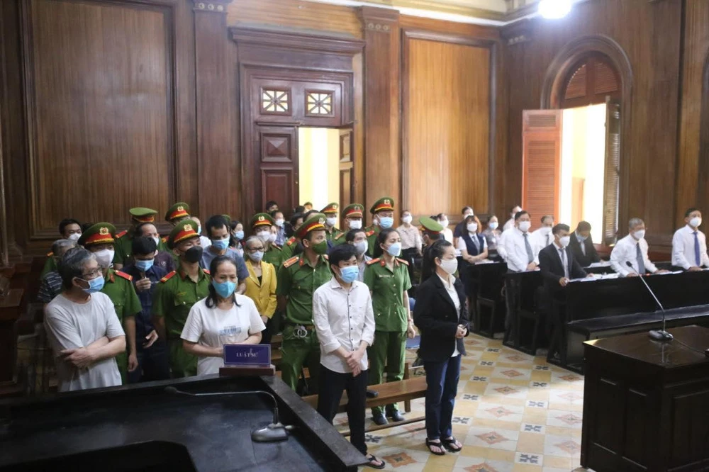 Toàn cảnh phiên tòa các bị cáo và luật sư bào chữa. Ảnh: HOÀNG YẾN