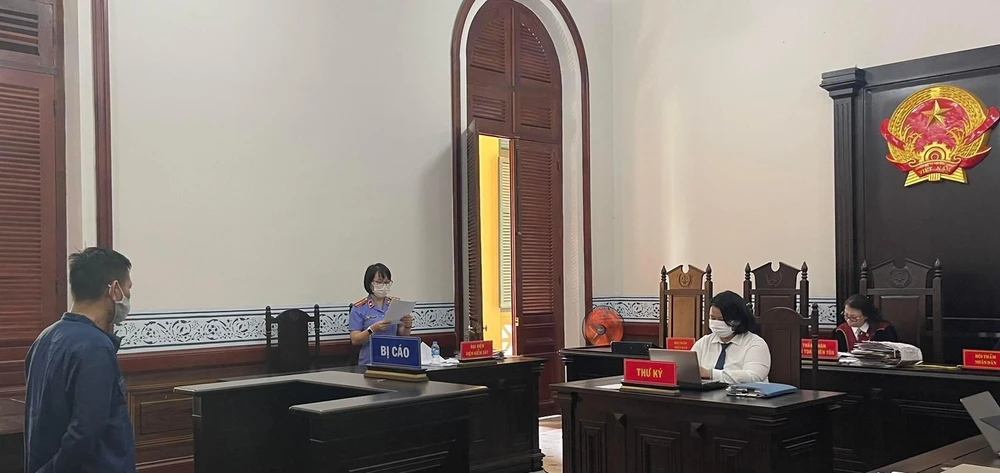 Đại diện VKS luận tội. Ảnh HOÀNG YẾN