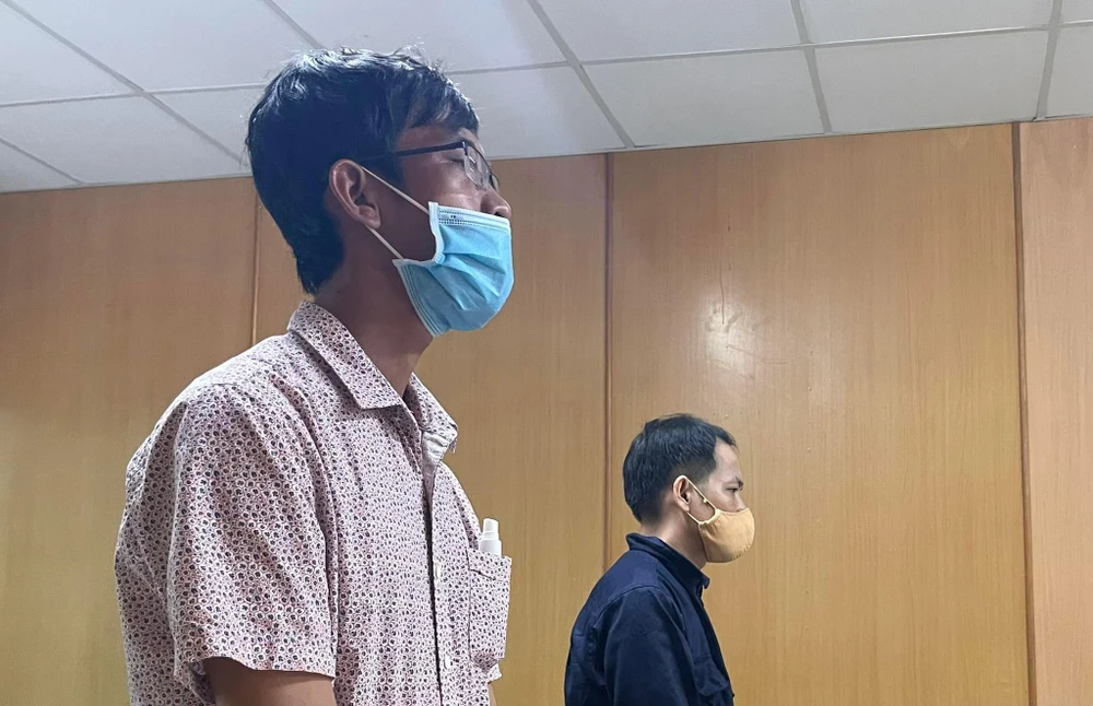 Hai bị cáo tại tòa sáng 22-4. Ảnh: HOÀNG YẾN