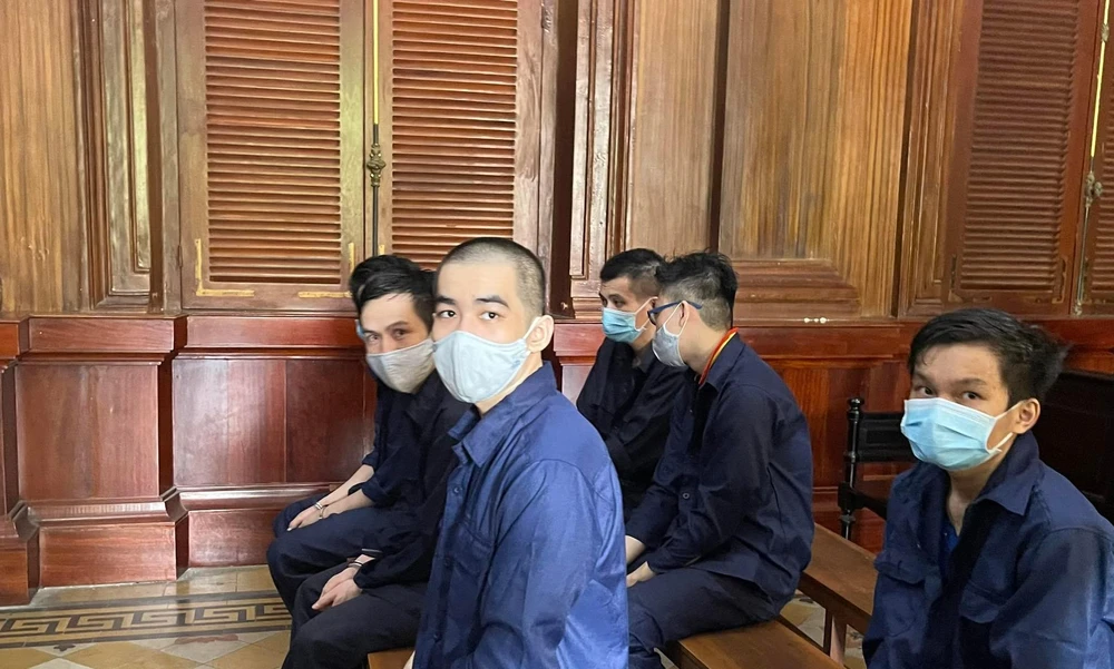 Các bị cáo tại phiên tòa ngày 25-4. Ảnh: HOÀNG YẾN