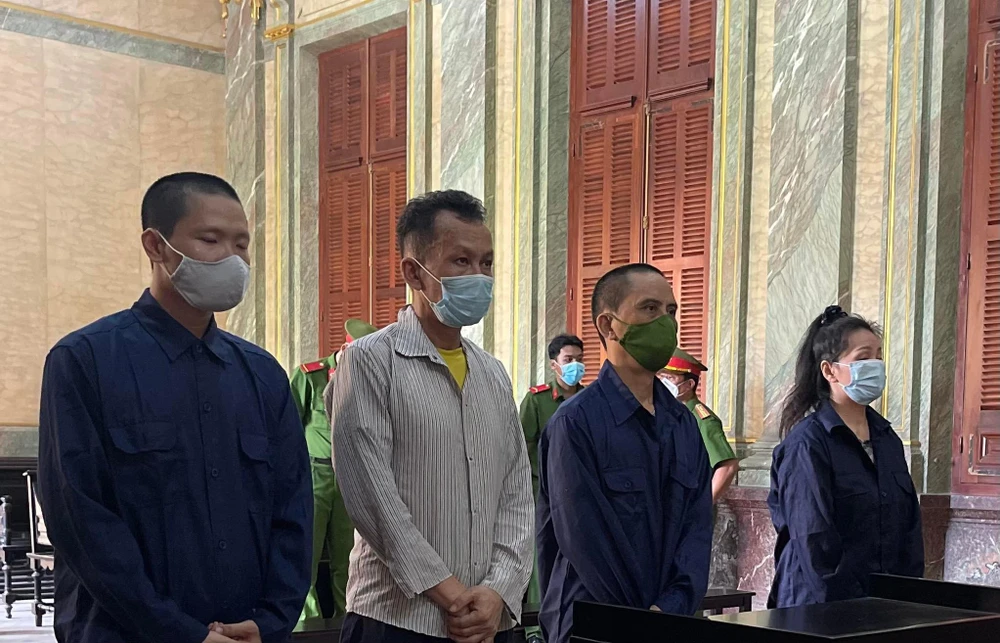 Bốn bị cáo đang nghe tòa tuyên án. Ảnh: HOÀNG YẾN Bốn bị cáo đang nghe tòa tuyên án. Ảnh: HOÀNG YẾN