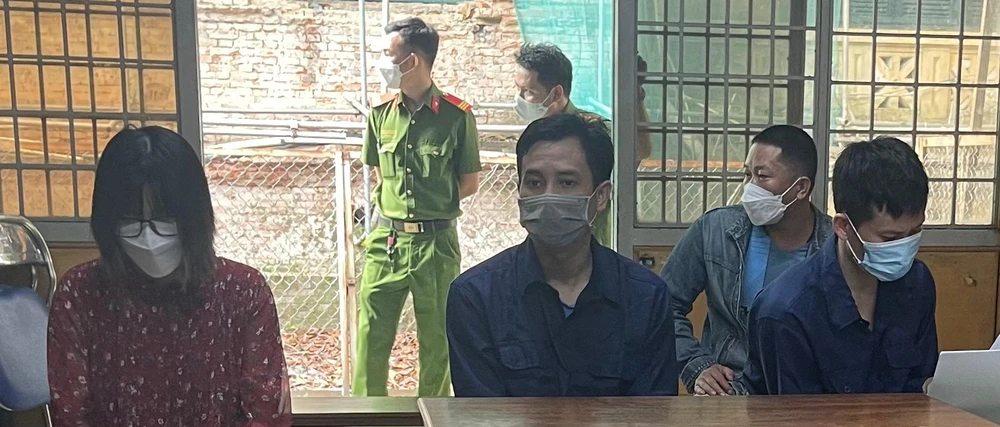Ba bị cáo trước giờ khai mạc phiên xử. Ảnh: HOÀNG YẾN