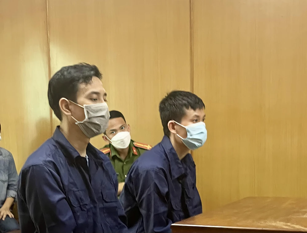 Bị cáo Sơn (bên phải) và đồng phạm. Ảnh: HOÀNG YẾN