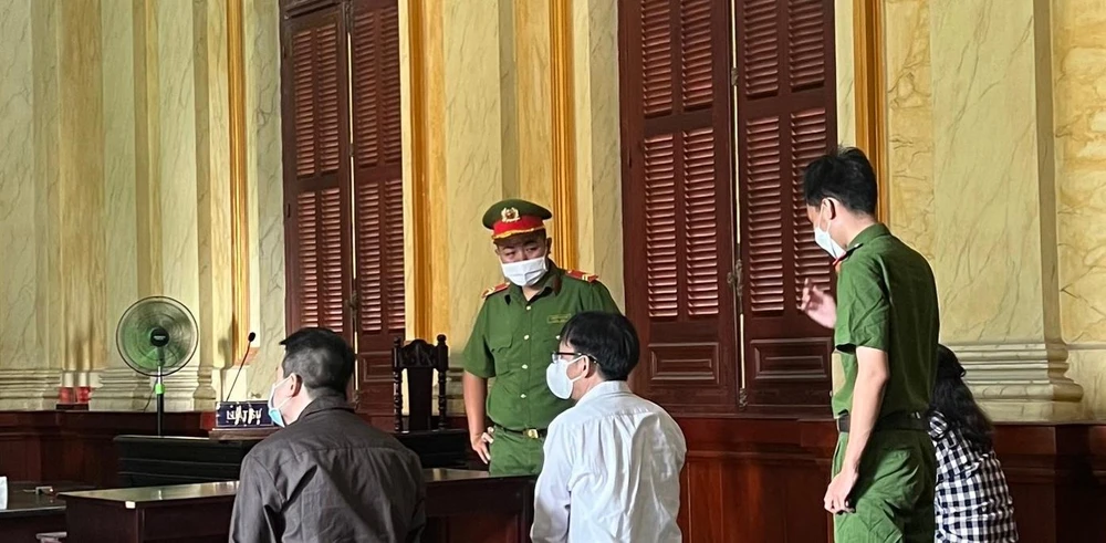 Ba bị cáo được dẫn giải đến phòng xử. Ảnh: HOÀNG YẾN