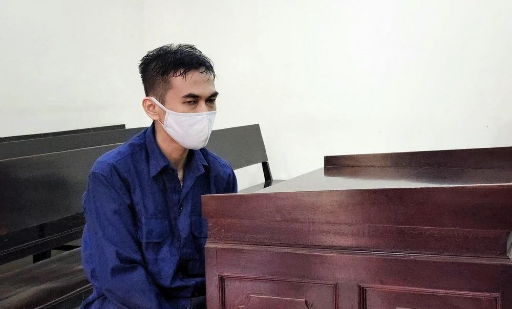 Bị cáo Huỳnh Tấn Đạt sáng 28-4. Ảnh: HOÀNG YẾN