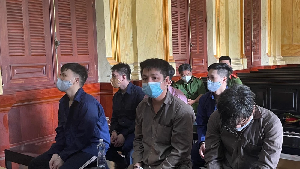 Các bị cáo tại tòa trước khi HĐXX tuyên án. Ảnh: HOÀNG YẾN