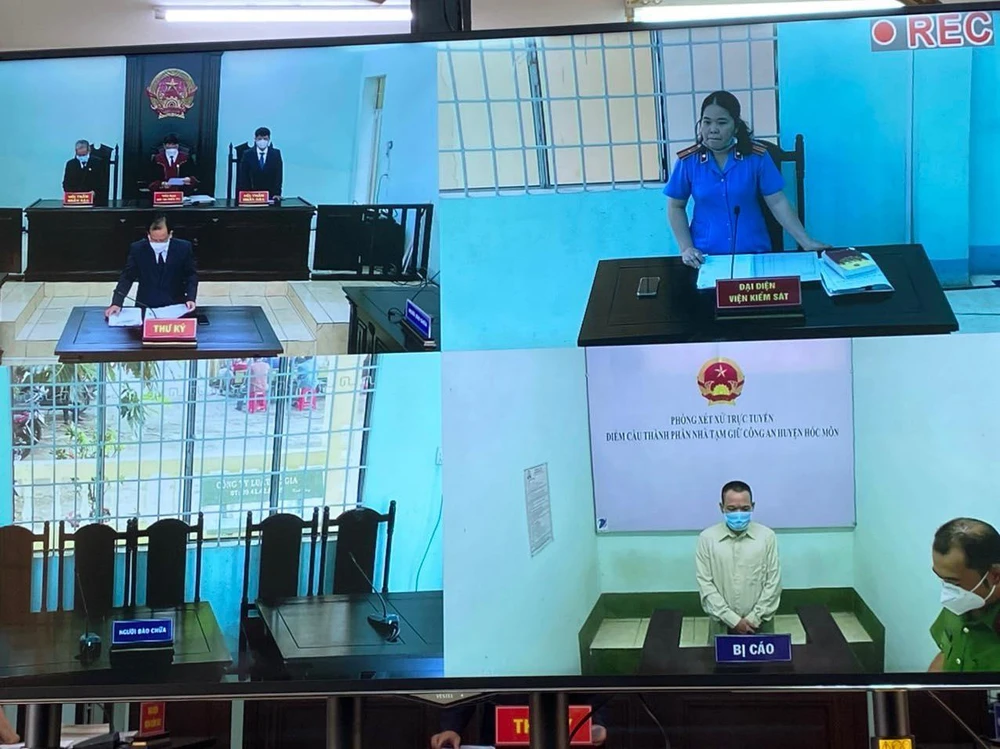 Hai điểm cầu và màn hình trực tuyến của phiên xử hình sự. Ảnh: TACC