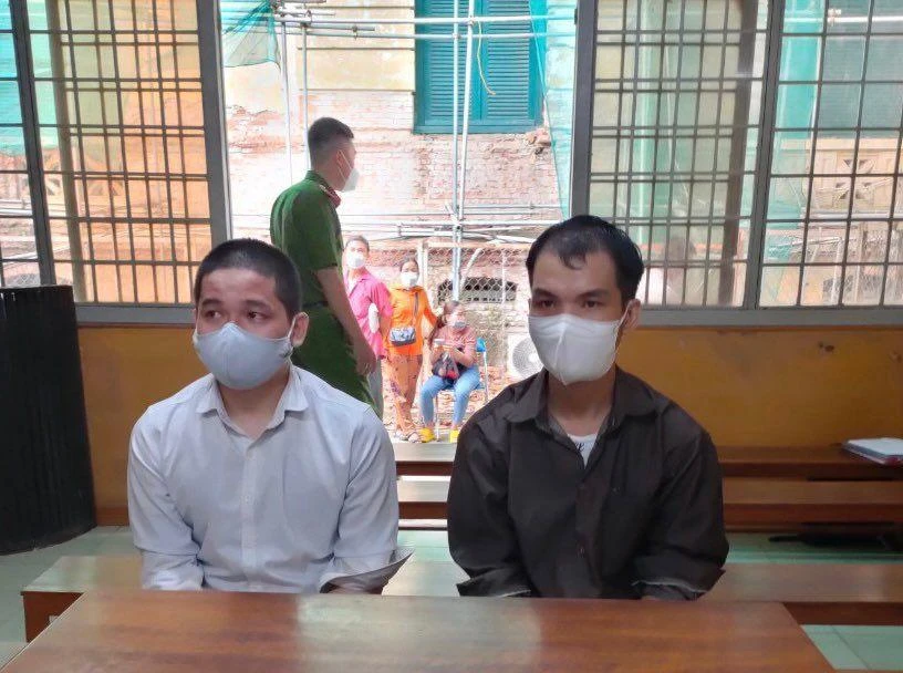 Hai bị cáo giờ HĐXX nghị án. Ảnh: HOÀNG YẾN