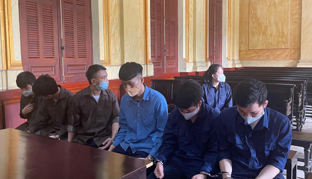 Các bị cáo tại toà sáng 6-5 sau khi nghe HĐXX quyết định trả hồ sơ. Ảnh: HOÀNG YẾN