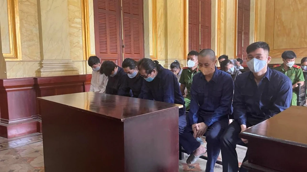 Các bị cáo tạm giam được dẫn giải đến tòa ngày 9-5. Ảnh: HOÀNG YẾN